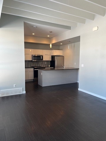 Spacious 2 Bedroom Town home with Garage & Private Courtyard